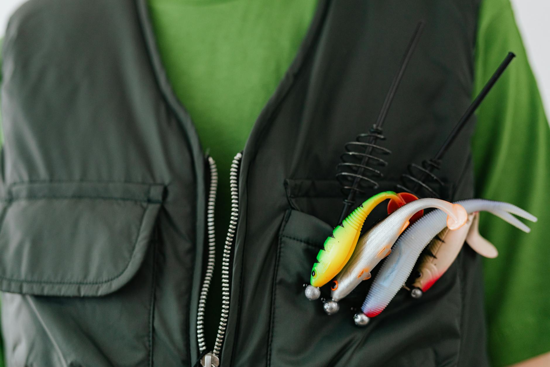 Feeder w wietrze: stabilny koszyk i szczytówka bez fałszywych brań Kamizelka wędkarska z kolorowymi przynętami w kieszeni